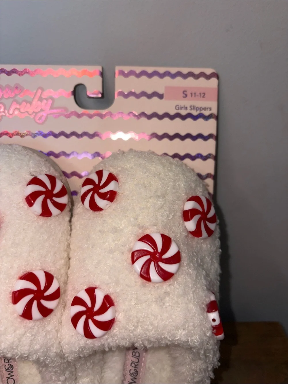 NEW Girls' White Peppermint Pom Slippers Size 11/12
